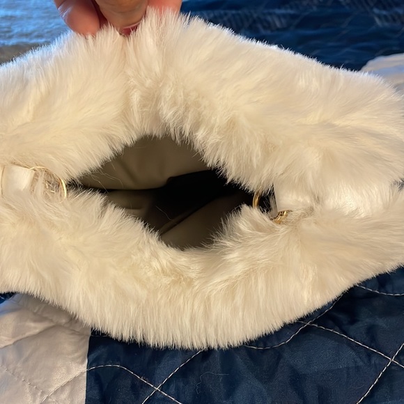 Fluffy White Heart-shaped Purse - Picture 2 of 2